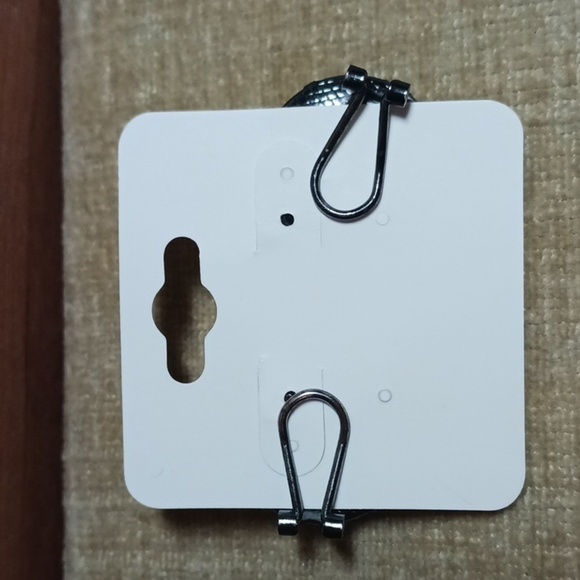 Liz Claiborne Black Beaded Medallion Clip On Earrings - Picture 4 of 6